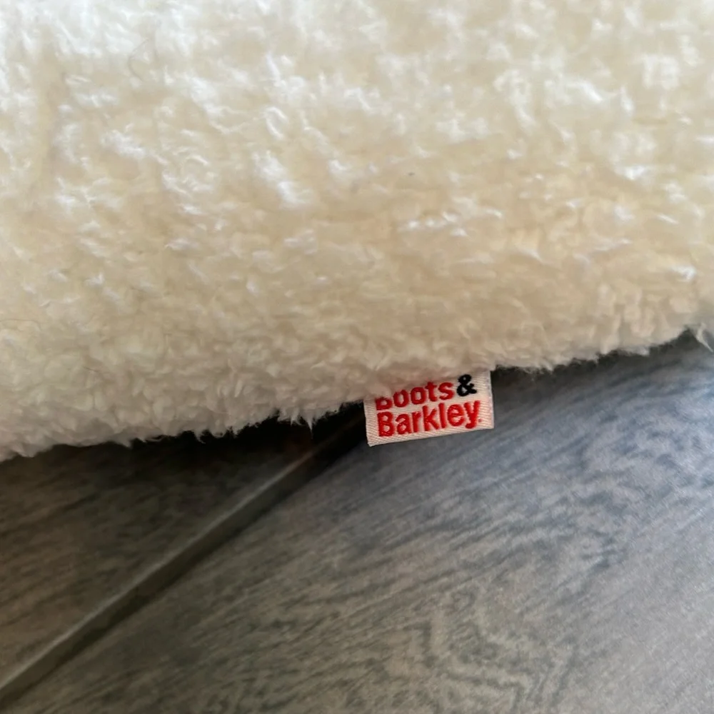 NWT dog mat Boots and Barkley Medium pet mat soft dog bed cat bed 19 x 1.56 x30